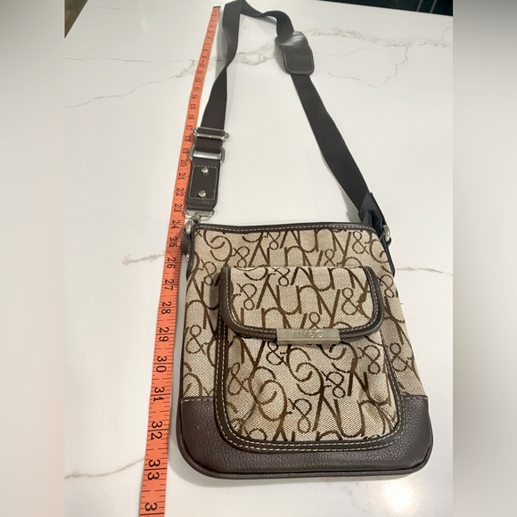 261.   NY&CO SIGNATURE CROSSBODY WITH ADJUSTABLE STRAP - Picture 3 of 9